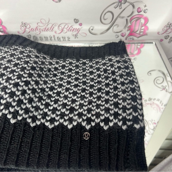 Lululemon scarf circle knit logo metal emblem white black thick knitted yarn - Picture 3 of 6